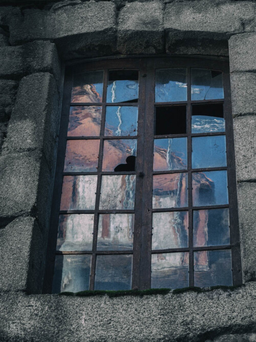 2k-distorted-reflection.jpg