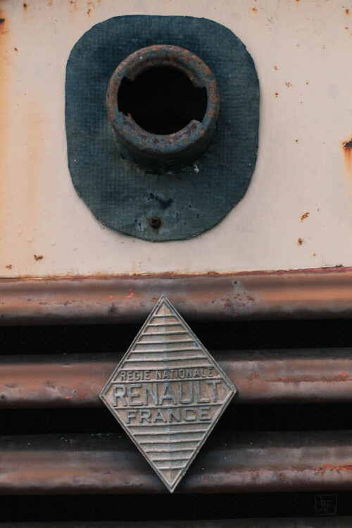 2k-vintage-renault-sign.jpg